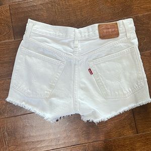 EUC LEVIS WHITE 591 high rise short size 25